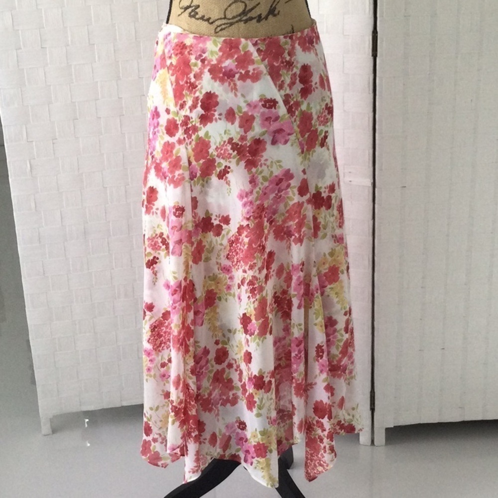 Woman’s Emma & James Floral Skirt Size 8P color pink, red, green &/white #474